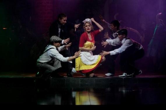 "Iemand soos ek" met Jane (Vasti van Zyl) en die dansgeselskap - Stasionêr.